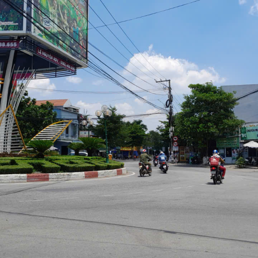 Cách bùng binh đường lớn Nguyễn Văn Linh TP Quảng Ngãi vài trăm mét